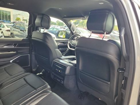 Used 2024 Jeep Wagoneer Series II w/ Flexible Seating Group RWD image 10