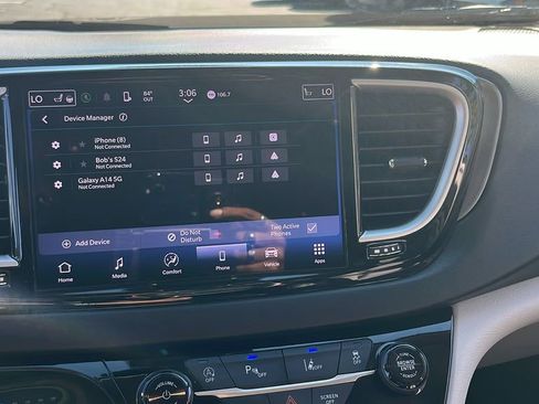 Used 2024 Chrysler Pacifica Touring-L image 19