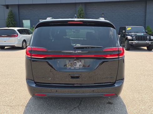 Used 2025 Chrysler Pacifica Limited FWD image 6