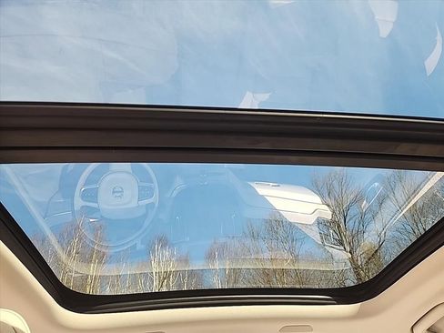Certified 2025 Volvo XC60 B5 Plus AWD/4WD image 29