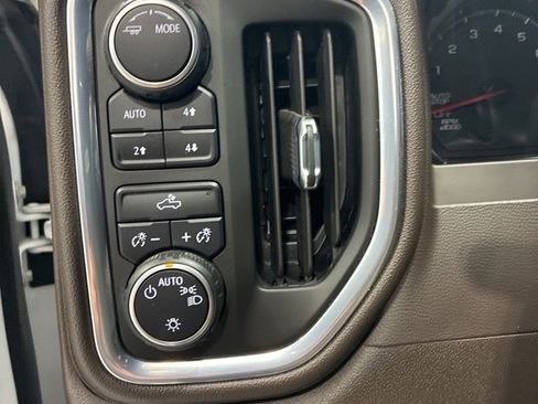 Used 2022 Chevrolet Silverado 1500 LT w/ Z71 Off-Road Package AWD/4WD image 17