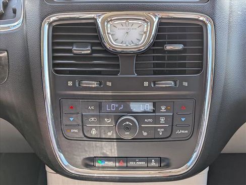 Used 2013 Chrysler Town & Country Touring-L w/ Driver Convenience Group image 14