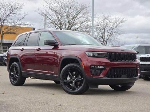 Used 2025 Jeep Grand Cherokee Limited w/ Luxury Tech Group II AWD/4WD image 2