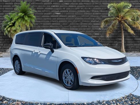 Used 2025 Chrysler Voyager LX image 3