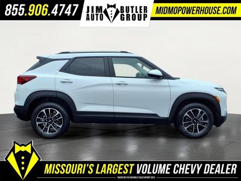 Used 2025 Chevrolet TrailBlazer LT FWD image 2