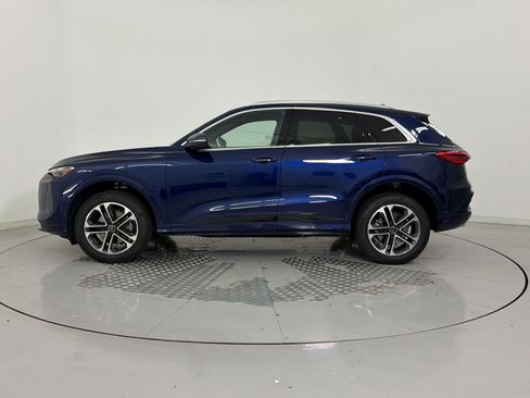 Certified 2025 Audi Q5 Premium w/ Convenience Package AWD/4WD image 2