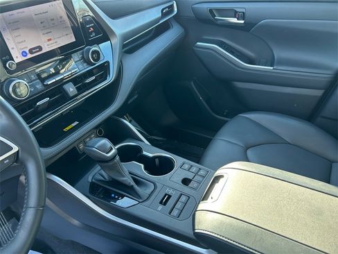 Used 2023 Toyota Highlander XLE image 11
