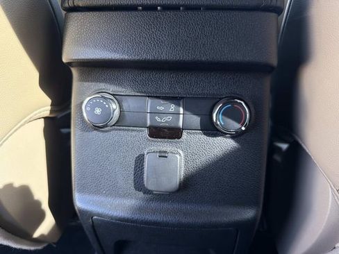 Used 2025 Volkswagen Taos SEL image 19