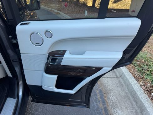 Used 2014 Land Rover Range Rover HSE image 31