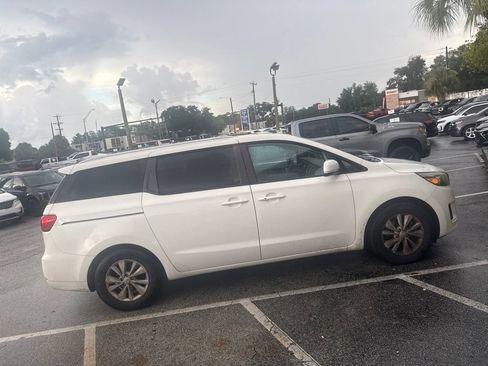 Used 2018 Kia Sedona LX w/ LX Essentials Premium Package FWD image 1