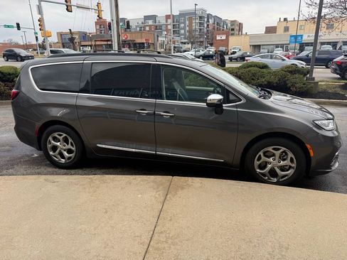 Used 2023 Chrysler Pacifica Limited image 4