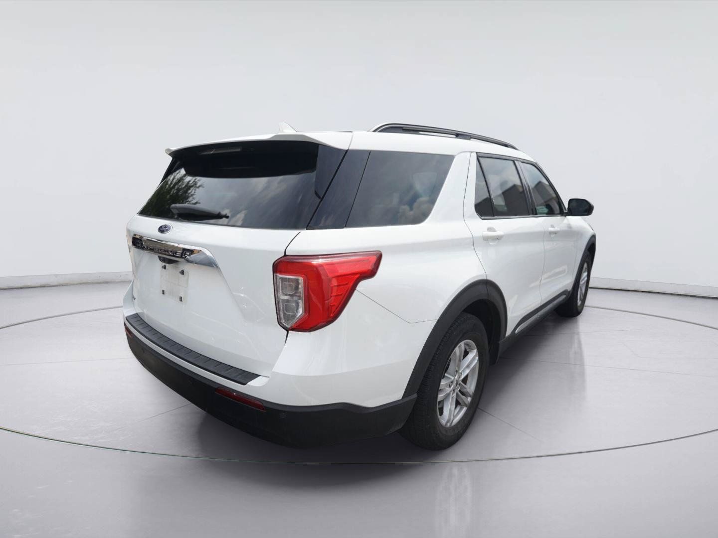 Used 2024 Ford Explorer XLT RWD image 2