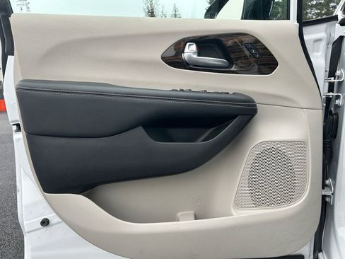 Used 2024 Chrysler Pacifica Limited image 22