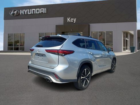Used 2021 Toyota Highlander XSE AWD/4WD image 4