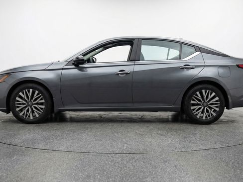 Used 2025 Nissan Altima 2.5 SV FWD image 5