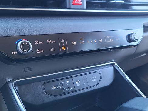 Used 2025 Kia Carnival EX image 19