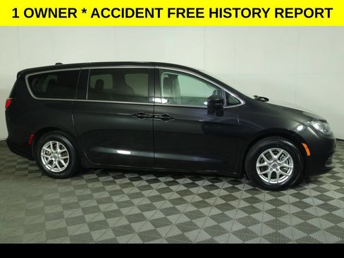 Used 2023 Chrysler Voyager LX FWD image 2