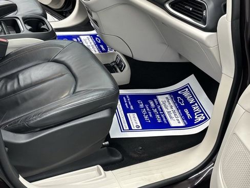 Used 2017 Chrysler Pacifica Touring-L image 34