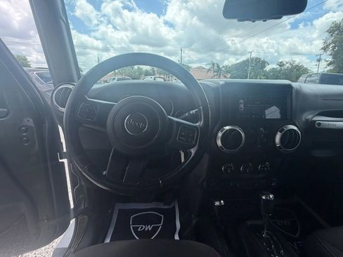 Used 2015 Jeep Wrangler Unlimited Sahara w/ Connectivity Group AWD/4WD image 15
