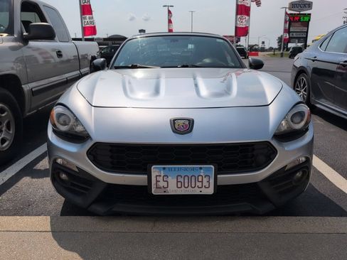 Used 2018 FIAT 124 Spider Abarth RWD image 2