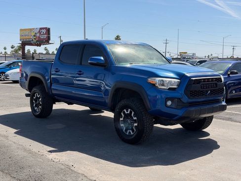 Used 2017 Toyota Tacoma TRD Off-Road w/ Premium & Technology Package AWD/4WD image 12