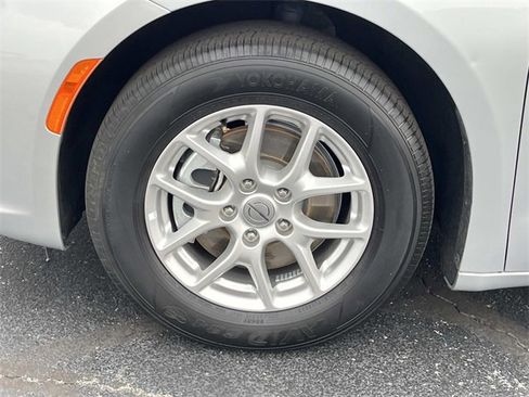 Used 2024 Chrysler Pacifica Touring-L image 10