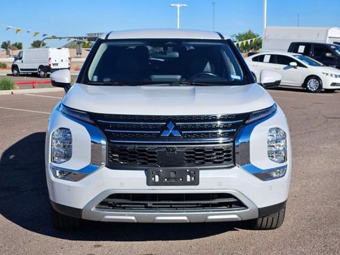 Used 2024 Mitsubishi Outlander SE image 2