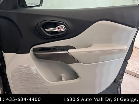 Used 2019 Jeep Cherokee Limited w/ Luxury Group AWD/4WD image 23