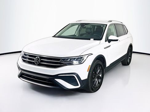 Used 2024 Volkswagen Tiguan SE FWD image 3