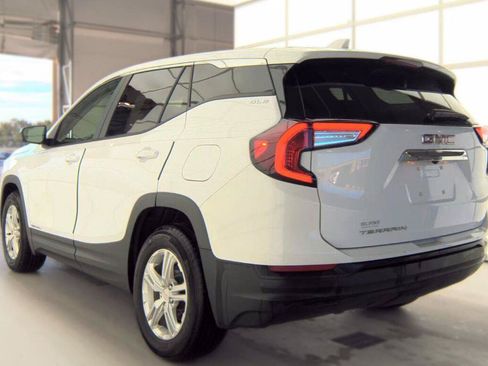Used 2024 GMC Terrain SLE FWD image 2