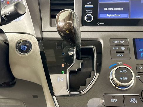 Used 2018 Toyota Sienna XLE image 18