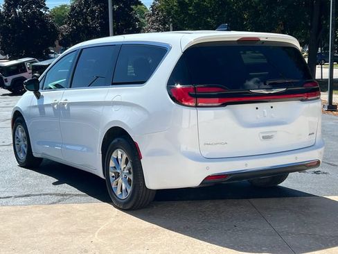 Used 2024 Chrysler Pacifica Touring-L AWD/4WD image 11