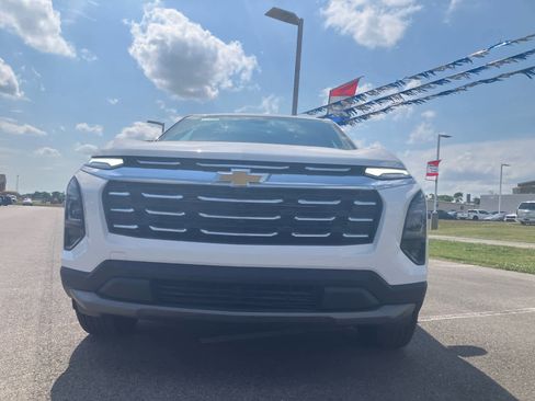 New 2026 Chevrolet Equinox LT w/ Convenience Package II FWD image 2
