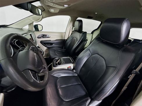 Used 2022 Chrysler Pacifica Touring-L FWD image 5