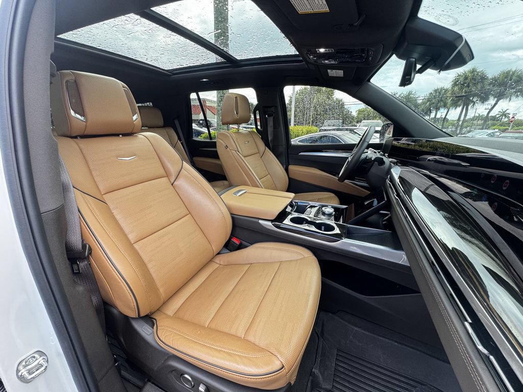 Used 2025 Cadillac Escalade Premium Luxury AWD/4WD image 16