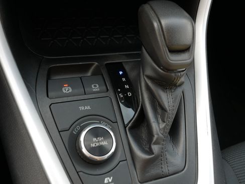 Used 2021 Toyota RAV4 LE AWD/4WD image 24