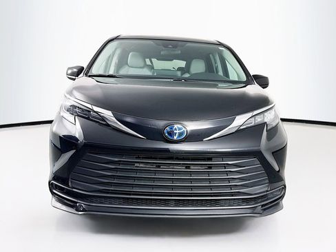 Used 2024 Toyota Sienna LE image 2