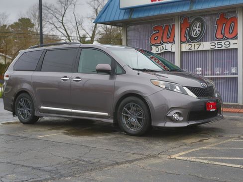 Used 2014 Toyota Sienna SE FWD image 22