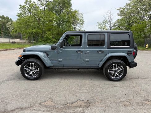 Used 2024 Jeep Wrangler Unlimited w/ Technology Group AWD/4WD image 2