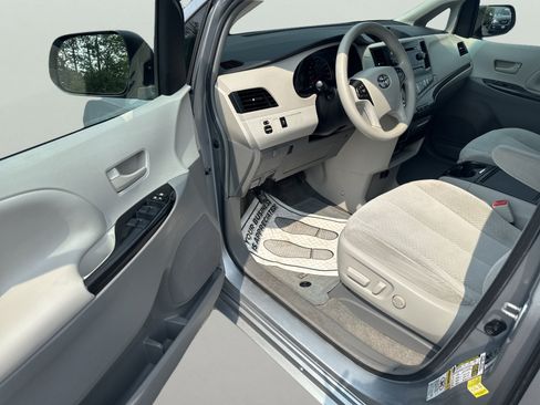 Used 2014 Toyota Sienna LE FWD image 17