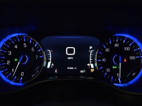 Certified 2024 Chrysler Pacifica Touring-L image 26