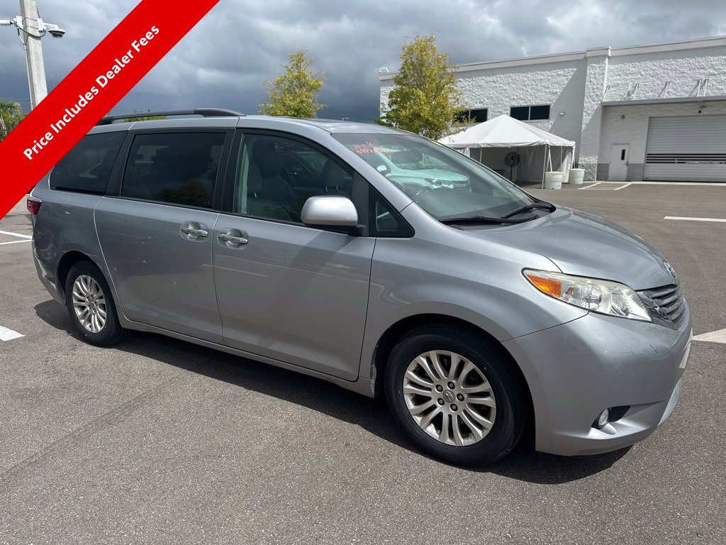 Used 2017 Toyota Sienna XLE w/ XLE Navigation Package FWD image 5