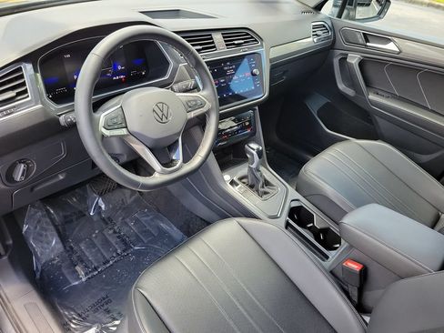 Used 2024 Volkswagen Tiguan SE FWD image 22