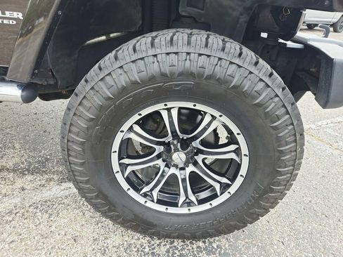 Used 2013 Jeep Wrangler Unlimited Sahara w/ Dual Top Group AWD/4WD image 21