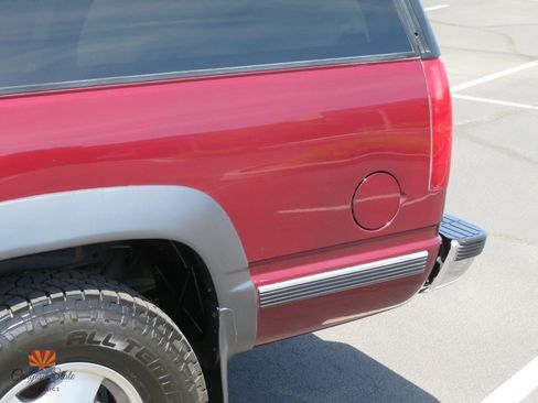 Used 1999 Chevrolet Suburban 4WD w/ Preferred Equipment Group 3 image 17