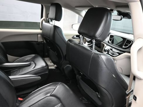 Used 2022 Chrysler Pacifica Touring-L FWD image 46