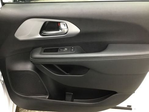 Used 2025 Chrysler Pacifica Limited FWD image 41