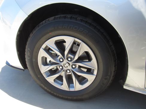Used 2024 Toyota Sienna XLE FWD image 5
