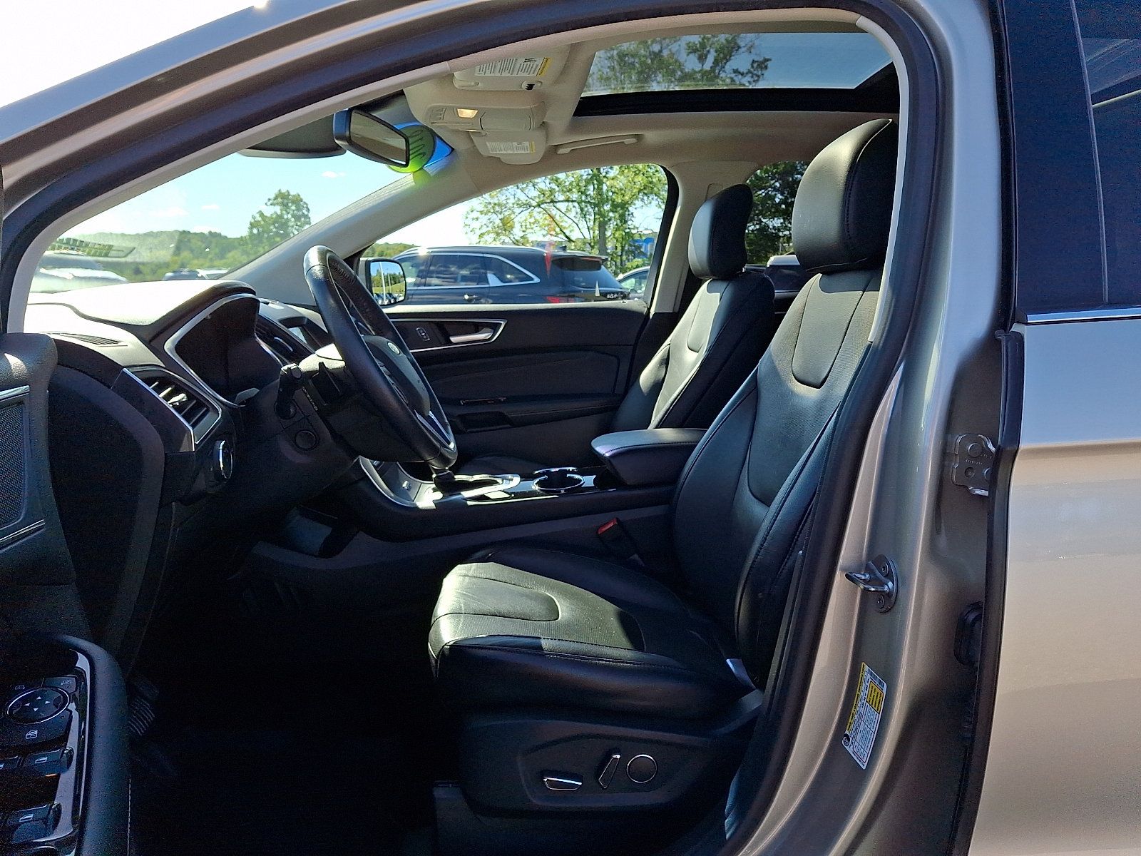 Used 2018 Ford Edge Titanium w/ Equipment Group 302A AWD/4WD image 14