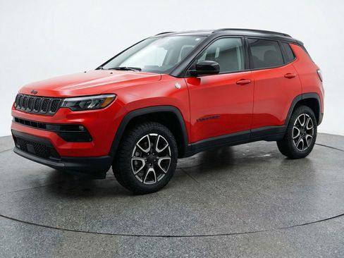 Used 2025 Jeep Compass Trailhawk image 3